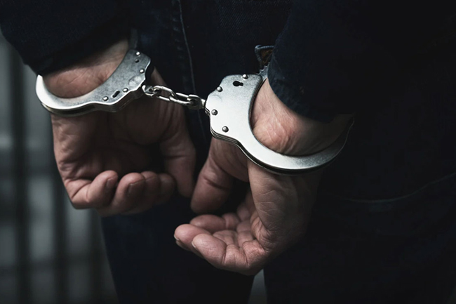 ගිනිඅවියක් සමග මෝටර් රථයක් අතහැර යෑමේ  සිද්ධියට සැකකරුවෙක් අත්අඩංගුවට