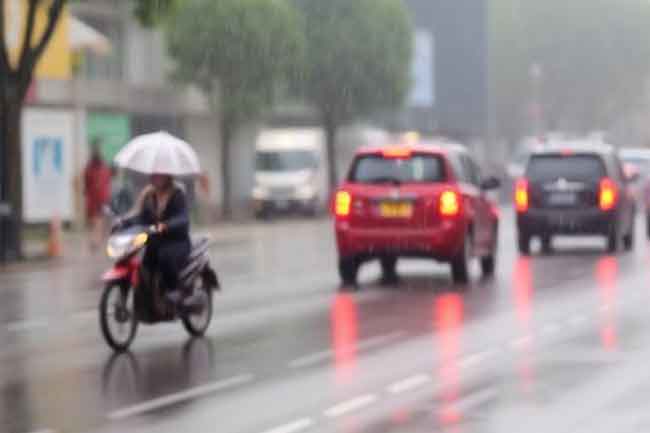 ඇතැම් ප්‍රදේශවලට අද පස්වරුවේ තද වැසි