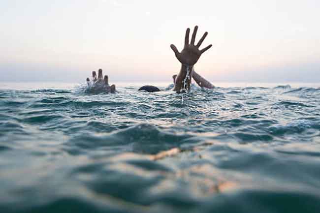 මුහුදේ ගසාගෙන ගිය විදෙස් කත හා ඇගේ දරුවා පොලිස් විරුවන් බේරාගනී