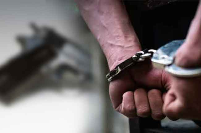 මිනුවන්ගොඩදී විදෙස් රටක ගිනිඅවියක් සහ ටී 56 පතරොම් සහිතව අයෙක් අත්අඩංගුවට