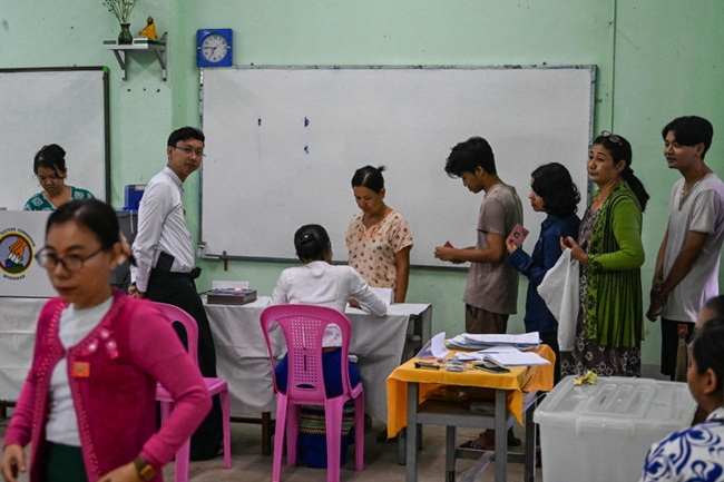 මියන්මාර මහ මැතිවරණයේ  ඡන්ද විමසීම අද