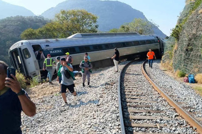 මෙක්සිකෝවේ බිහිසුණු දුම්රිය අනතුරක් - 13දෙනෙකු මරුට