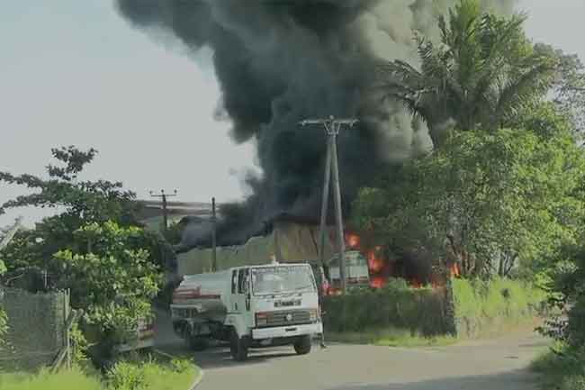 හොරණ රබර් කර්මාන්ත ශාලාවක ගින්නක්