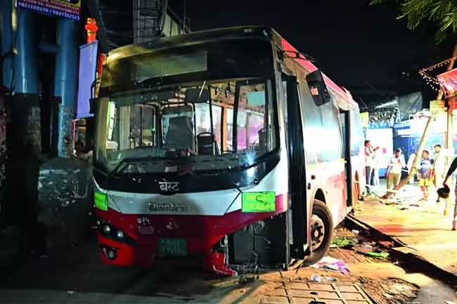 මුම්බායි හි බස්රථයක් පාලනයෙන් ගිලිහෙයි - පුද්ගලයින් 4ක් මරුට