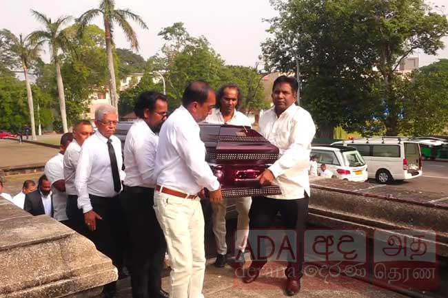 හෙළයේ ගීත කෝකිලාවියගේ දේහය නිදහස් චතුරස්‍රයට රැගෙන එයි