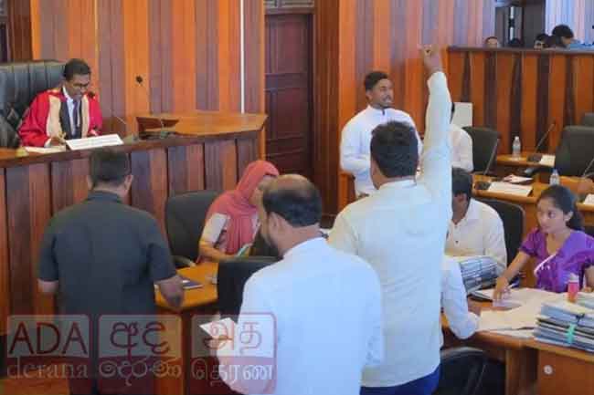 ගාල්ල නගර සභාවේ යකා නැටුව විපක්ෂ මන්ත්‍රීවරියක් ඇතුළු 5ක් අත්අඩංගුවට