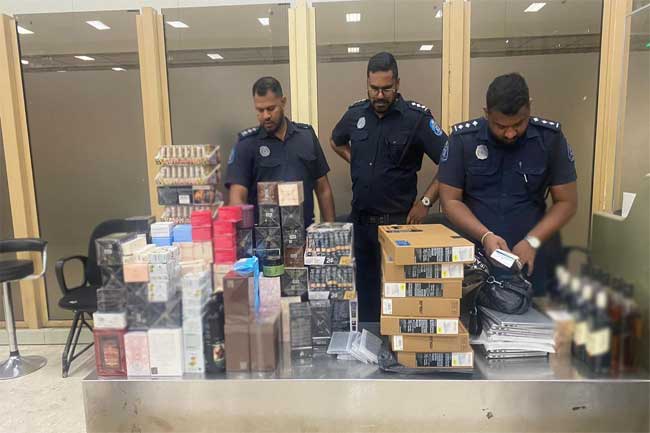 නීතිවිරෝධීව මෙරටට ගෙනා ලක්ෂ 30ක බඩු රේගු දැලේ