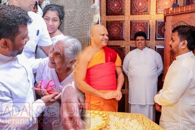 ජනපති දළදා සමිඳුන් වැඳ පුදාගනී