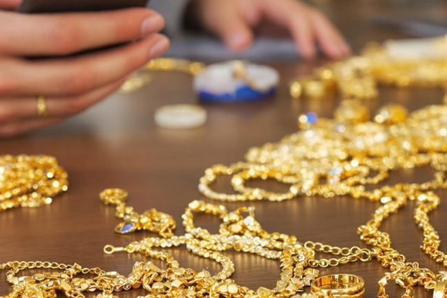 ජයටම කරගෙන ගිය  රන් භාණ්ඩ ජාවාරමක් වටලයි