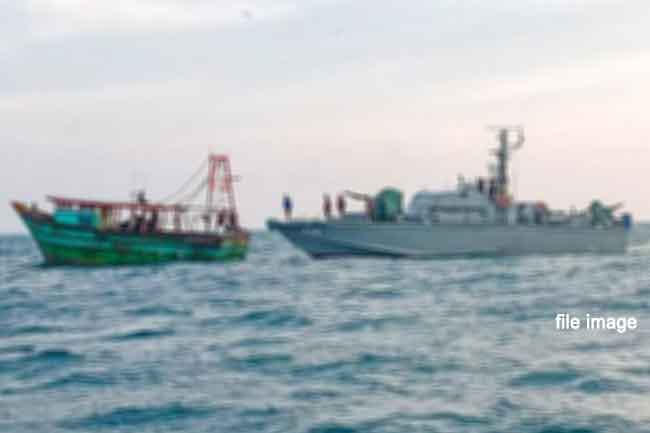 මෙරට මුහුදු සීමාවට අනවසරයෙන් ආ ඉන්දීය ධීවරයින් 11ක් නාවික හමුදා භාරයට