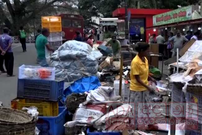 මහනුවර අනවසර පදික වෙළෙඳුන් ඉවත් කෙරේ