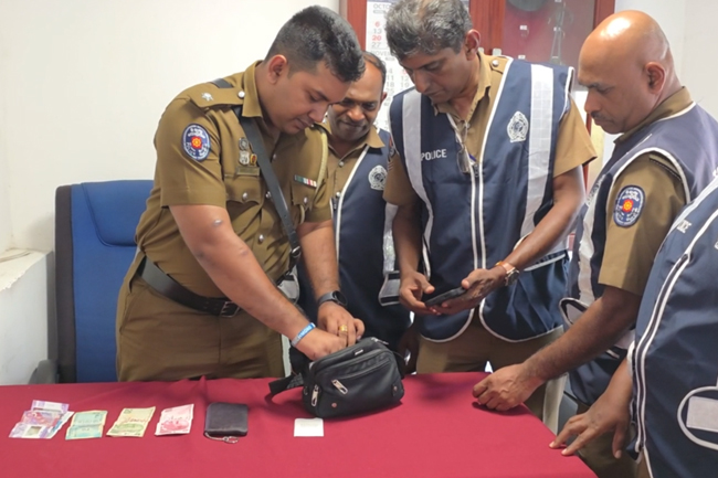 විදෙස් මාධ්‍යවේදිනියගේ අත්බෑගය  සොරාගත් සැකකරු අත්අඩංගුවට 