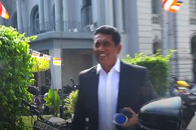 හිටපු අමාත්‍ය ජොන්ස්ටන් අත්අඩංගුවට