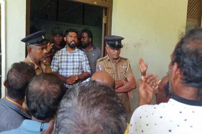 හම්බන්තොට මයුරපුර මහවැලි කාර්යාලය අසල උණුසුම් තත්ත්වයක් 