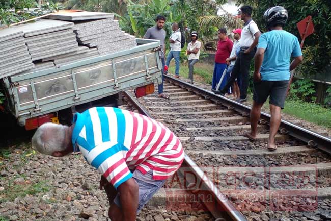 දුම්රිය මාර්ගයේ අනතුරක් – මුහුදුබඩ දුම්රිය ප්‍රමාදයක්