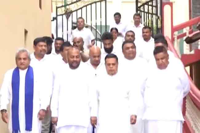 SLFP සාමාජිකයින් පිරිසක්  මල්වතු, අස්ගිරි මහා නා හිමිවරුන් බැහැ දකී