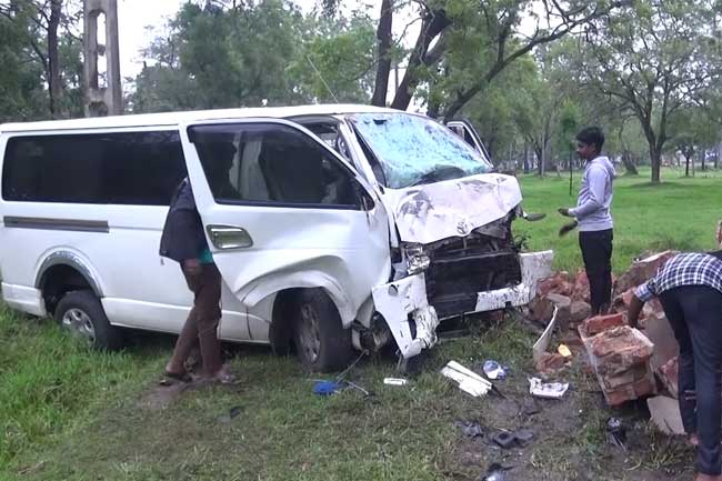 දඹුල්ලේ පැවැති ක්‍රිකට් තරගයක් නරඹා ආපසු පැමිණෙමින් සිටි පිරිසක් අනතුරක