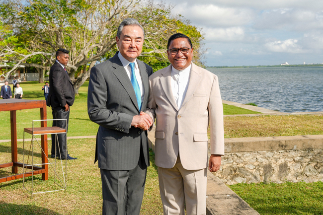 චීන විදේශ අමාත්‍යවරයා හා අමාත්‍ය විජිත හේරත් අතර හමුවක්