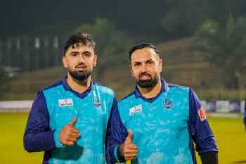 ලොව ප්‍රධාන පෙළේ T20 ලීගයක එක්ව පන්දුවට පහර දුන් පළමු පිය-පුතු යුගලය