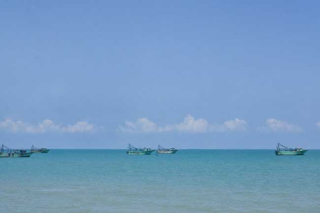 සීමාව පැන්න ඉන්දීය ධීවරයින් පිරිසක් නාවික හමුදා භාරයට