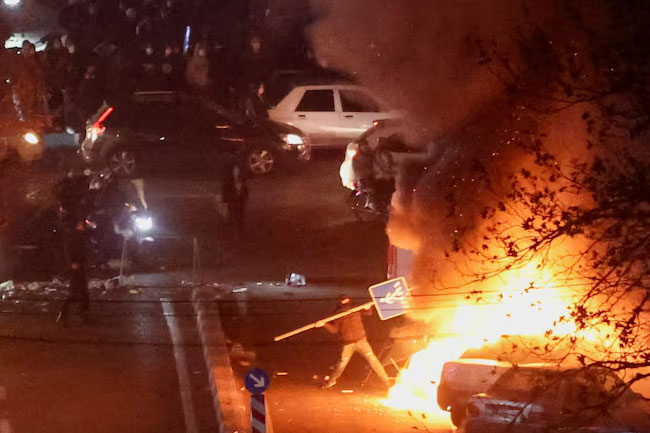 ඉරානයේ විරෝධතාවලින්  මියගිය ගණන 2,000ක් දක්වා ඉහළට