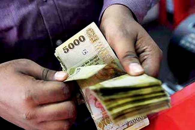 විශ්‍රාමික නාවික හමුදා වෛද්‍ය සහායකයෙකු අල්ලස් දැලේ