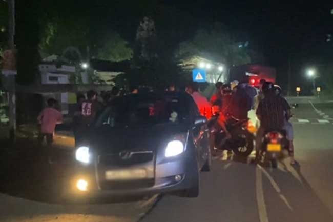 පොලිස් ටෝච් එකට බයවී අධික වේගයෙන් ගිය යතුරුපැදිය අතරමගදී පෙරළෙයි