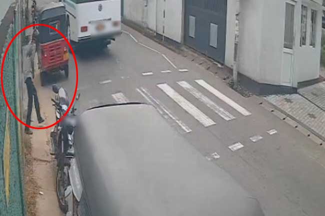 යතුරුපැදිවල ගිහින් රන්මාල කොල්ලකෑ 'මොරටුවේ මුතුවා' අත්අඩංගුවට 