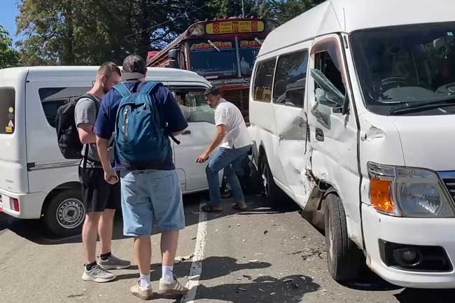 විදේශිකයන්  පිරිසක් ගමන්ගත් වෑන් රථයක් අනතුරට