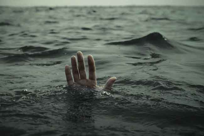 මන්නාරම පේසාලේ මුහුදේ දිය නෑමට ගිය තිදෙනෙකු මරුට