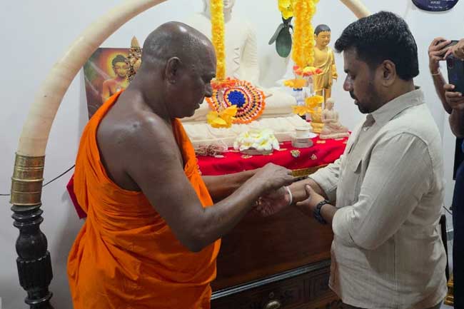 ජනපති නාගදීපය වැඳ පුදාගනී 