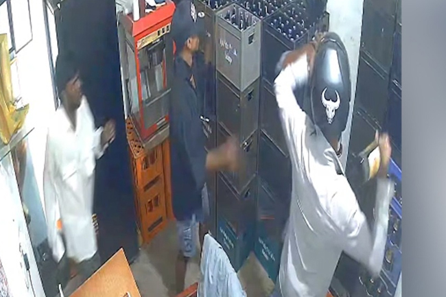 ලබාගත් මත්පැන්වලට මුදල් ඉල්ලුවාට  කළමනාකරුට බෝතල් ප්‍රහාරයක්