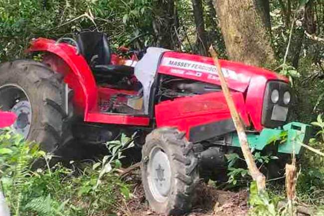 ට්‍රැක්ටරයක් පෙරළී රියදුරා මරුට