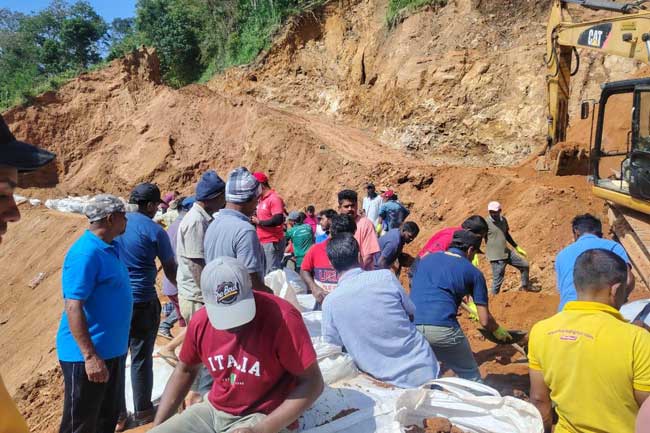 කොත්මලේ මාර්ග කිහිපයක් යථා තත්ත්වයට පත් කිරීම ආරම්භ කෙරේ