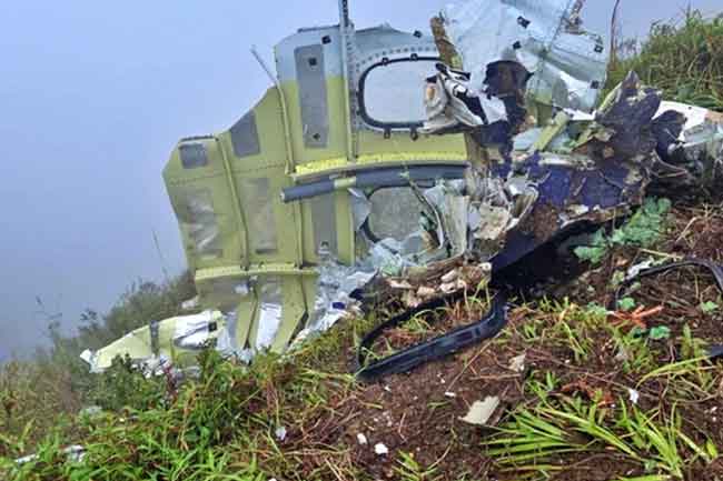 අතුරුදන් වූ ඉන්දුනීසියානු ගුවන් යානයේ සුන්බුන් සොයා ගැනේ