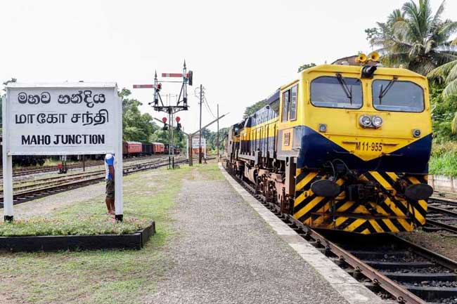 ස්ථාන කිහිපයකින් උතුරු දුම්රිය මාර්ගය වැසේ 