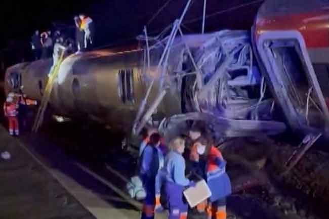 ස්පාඤ්ඤයේ අධිවේගී දුම්රිය දෙකක් එකිනෙක ගැටී බිහිසුණු අනතුරක්