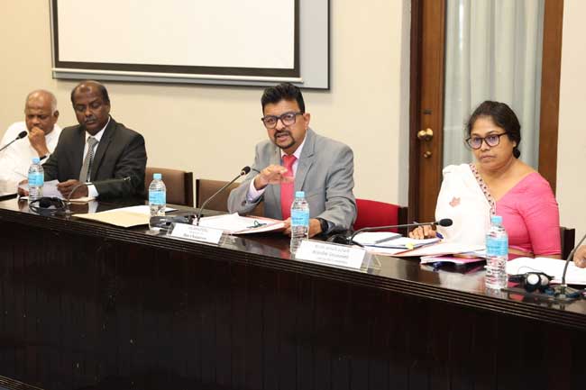 විදුහල්පතිවරුන්ගේ ස්ථාන මාරු ක්‍රියාත්මක කිරීම් ගැන සාකච්ඡා