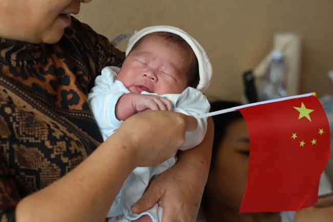 චීනයේ උපත් අනුපාතය වාර්තාගත අගයක් දක්වා පහතට