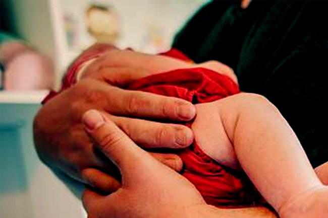 පියාට නින්ද ගොස් බිලිඳිය දෑතින් වැටී මිය ගිහින්