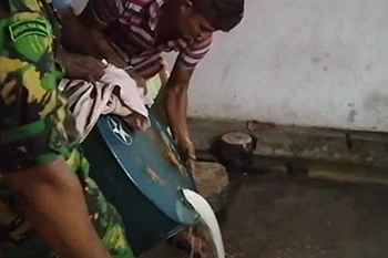 නීතීවිරෝධී මත්පැන් ස්කාගාරයක් වටලයි