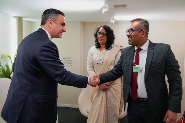 ඇමති අනිල් ජයන්ත ලෝක ආර්ථික සමුළුවේ දී ද්වීපාර්ශික සාකච්ඡාවල නිරත වෙයි