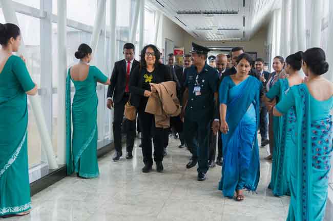 අග්‍රාමාත්‍යවරිය යළි දිවයිනට 