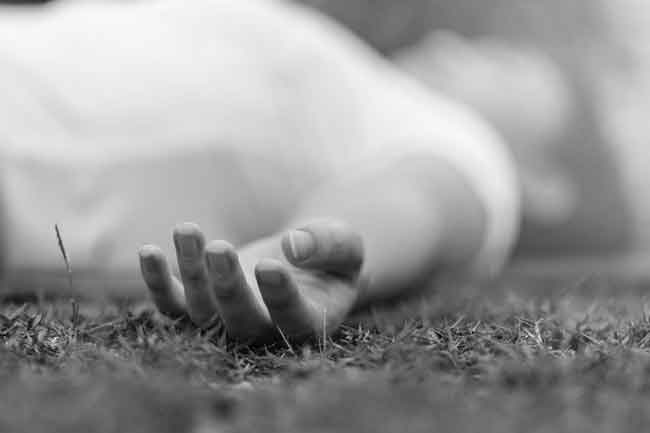 තිදෙනෙකු එක්ව අයෙක් ඝාතනය කරයි