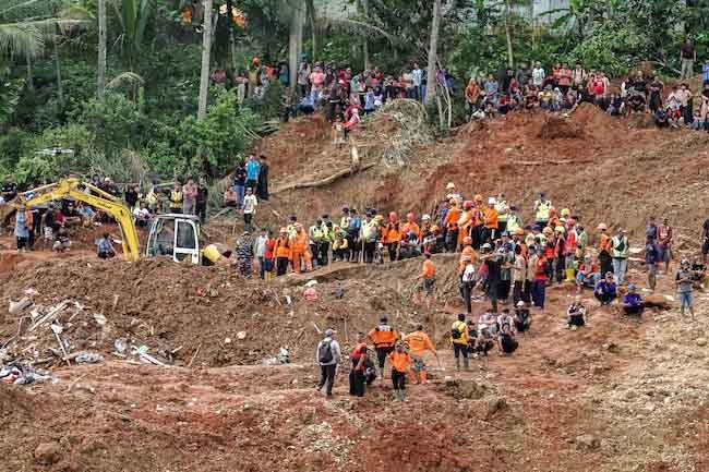 ඉන්දුනීසියාවේ නායයෑමකින් 7ක් මරුට – 82ක් අතුරුදන්