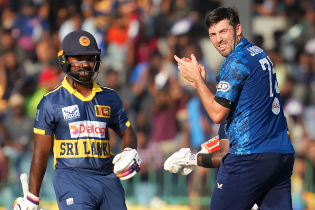 එංගලන්තයට ලකුණු 220ක ඉලක්කයක්