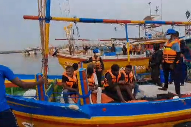 දකුණු මුහුදේ දී ඇල්ලූ මත්ද්‍රව්‍ය යාත්‍රා  දික්ඕවිට ධීවර වරායට