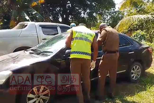 සුපිරි මෝටර් රථයක් දොරගුලු ලා අධිවේගී මාර්ගයේ අතහැර ගිහින්