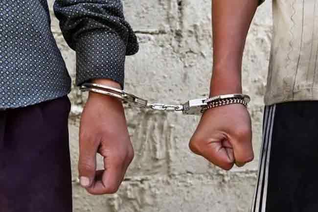 බලපත්‍ර නොමැතිව මැණික් ගැරූ දෙදෙනෙකු කොටුවෙයි