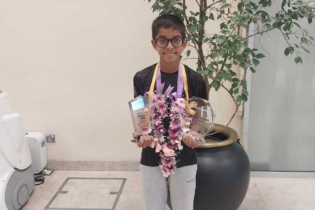 මේස පන්දු ලෝක ශූරතා දෙකක් ජයගත් ටාවි සමරවීර දිවයිනට 